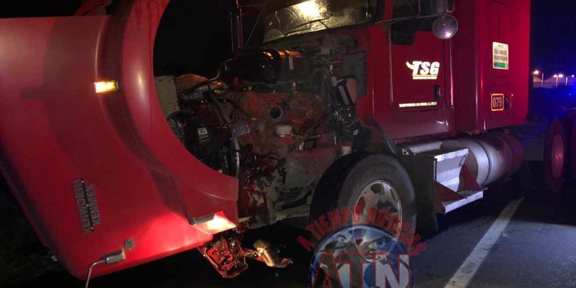 Cabezal de tráiler chocó contra camioneta