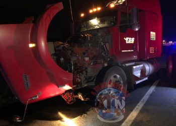 Cabezal de tráiler chocó contra camioneta