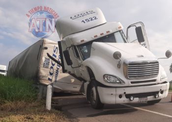 Volcadura de un tráiler deja solo daños materiales