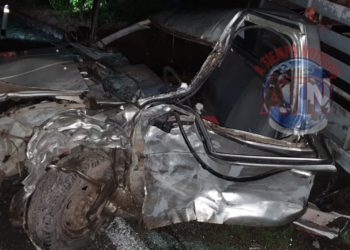 Muere conductor de camioneta que chocó contra un tráiler