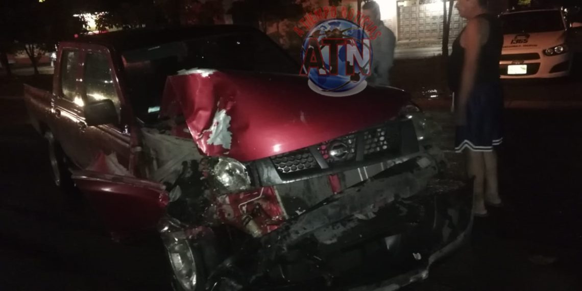 Abandonan vehículo chocado en boulevard Cafetales