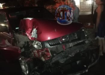 Abandonan vehículo chocado en boulevard Cafetales