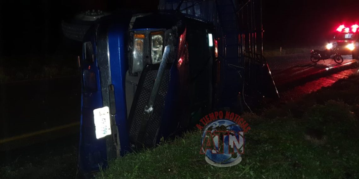 Camión de 3 toneladas se volcó en la carretera Costera