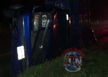 Camión de 3 toneladas se volcó en la carretera Costera