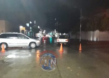 Choque de dos vehículos deja daños