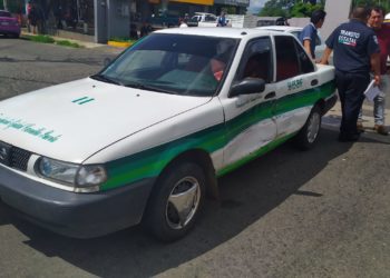Lesionada al chocar su vehículo contra un taxi