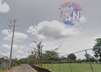 Asaltan a joven frente al campo envida