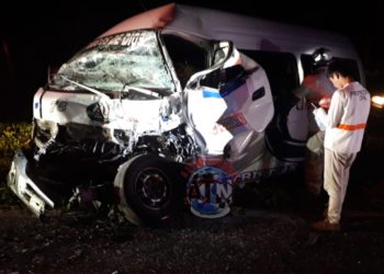 Muere conductor de combi y tres pasajeros