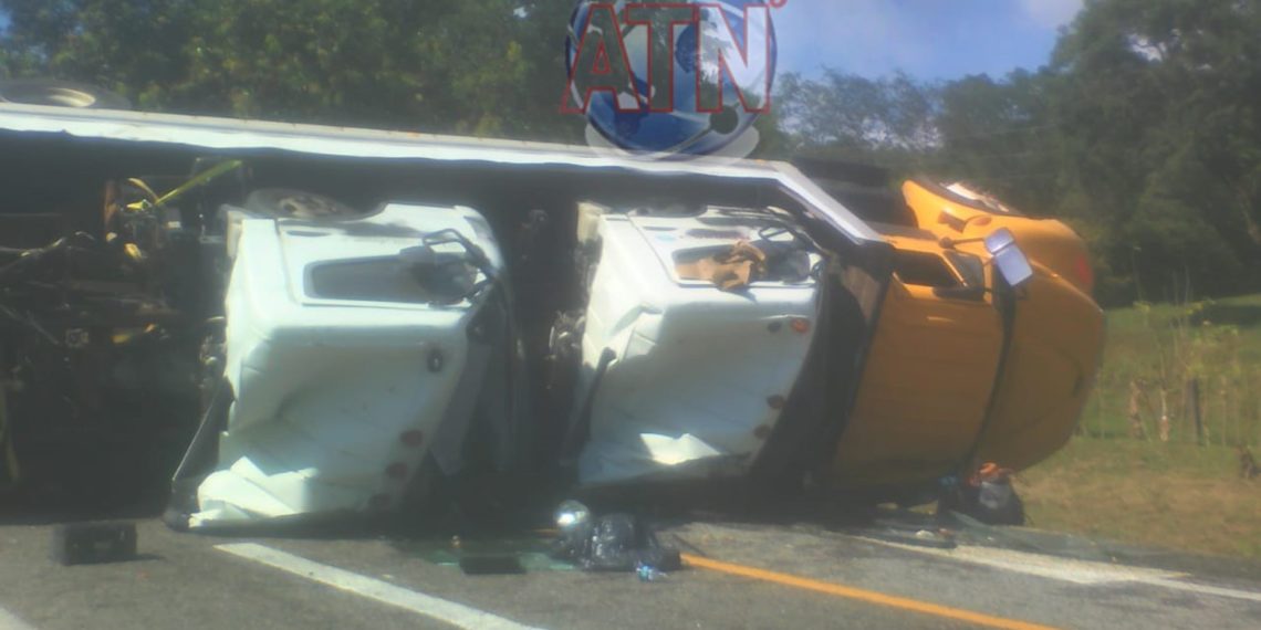 Transmigrante volcó en la carretera Costera