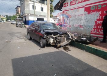 Accidente deja solo daños