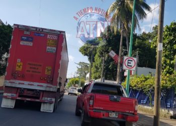 Una mujer le cambio su tarjeta de débito
