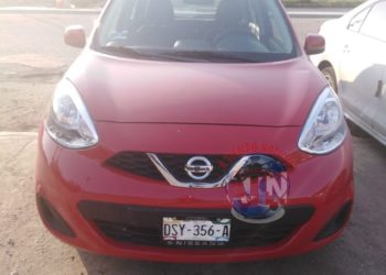 Abandonan un vehículo con dos paquetes de marihuana