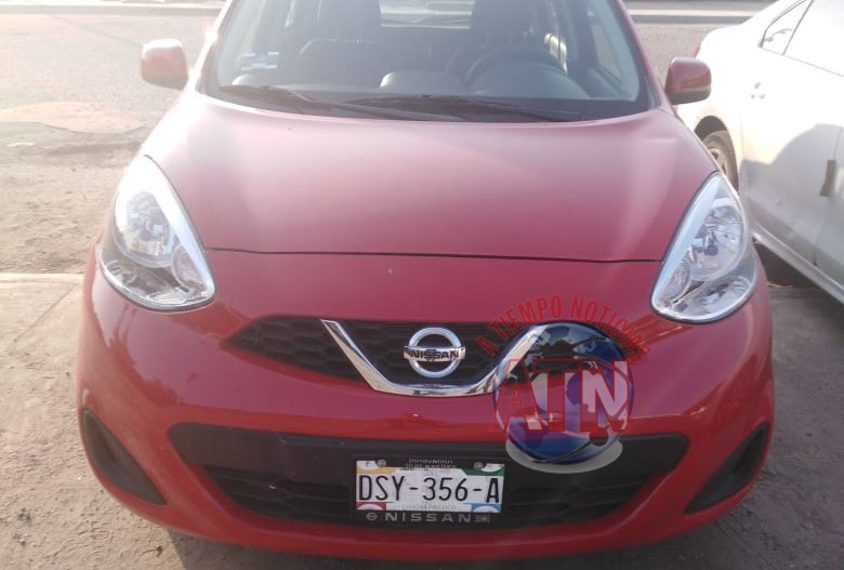 Abandonan un vehículo con dos paquetes de marihuana