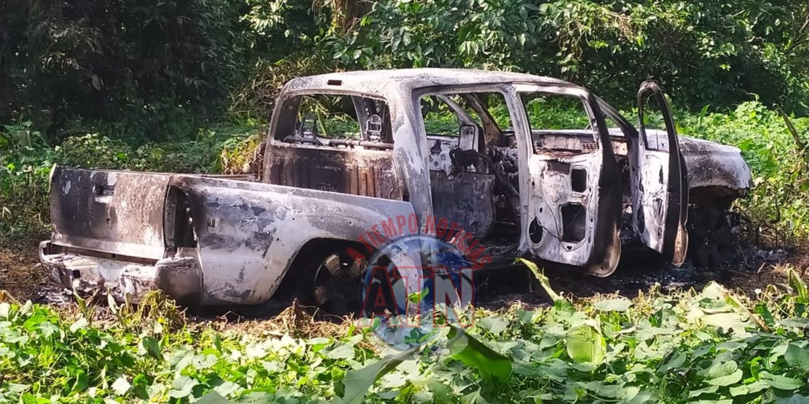 Queman camioneta en que huyeron los asesinos de tres personas