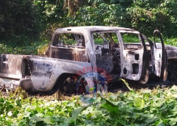 Queman camioneta en que huyeron los asesinos de tres personas