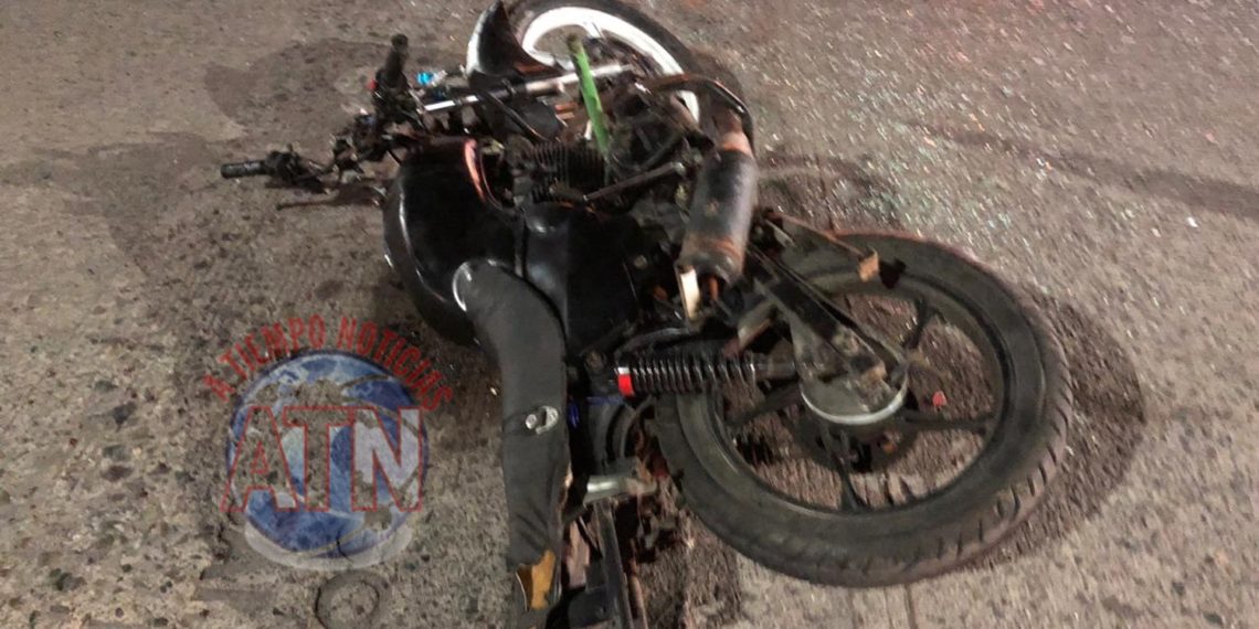 Vehículo y motocicleta colisionan