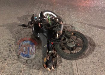 Vehículo y motocicleta colisionan