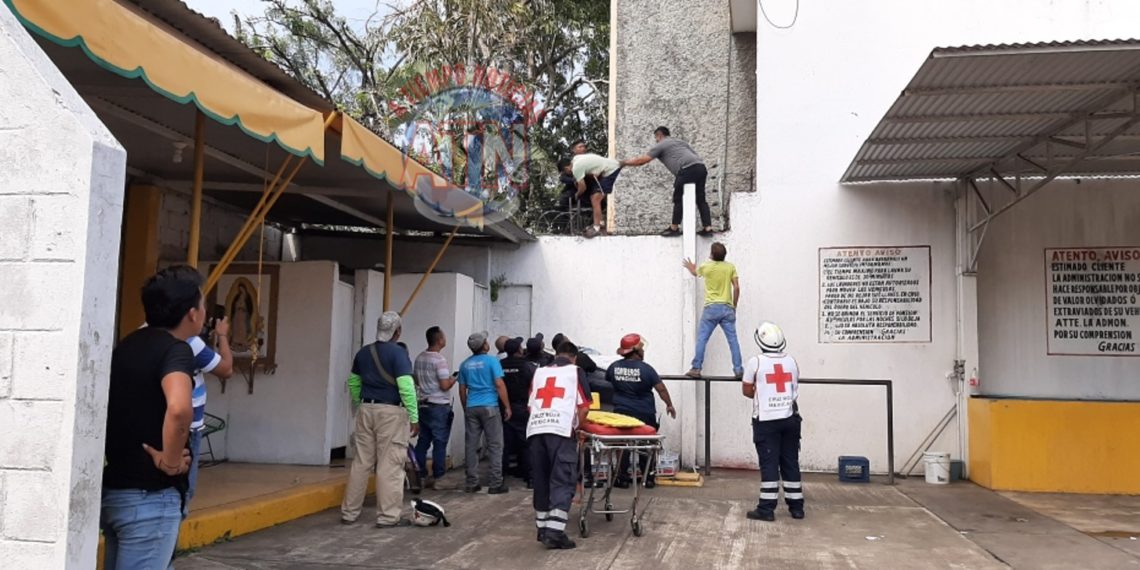Persona es salvada con vida después de aventarse de una altura de ocho metros