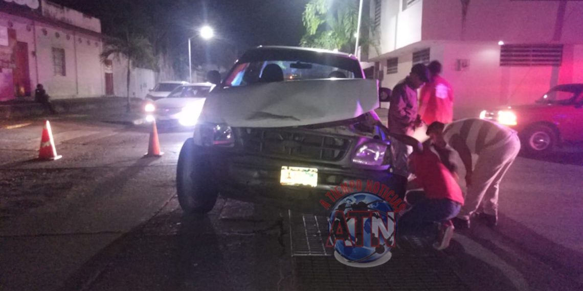 Chocan dos camionetas en el par vial de la 7ª norte y 19ª calle oriente