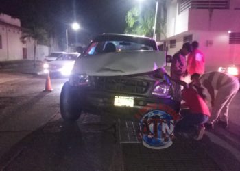 Chocan dos camionetas en el par vial de la 7ª norte y 19ª calle oriente