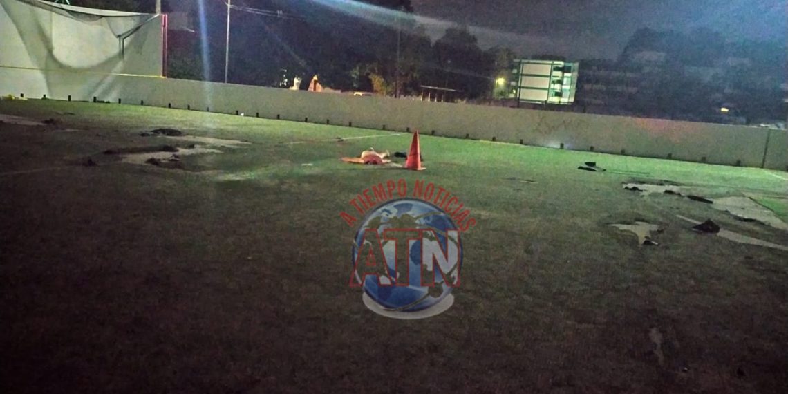Decapitado dentro del campo de fútbol rápido