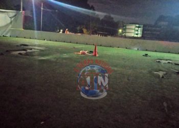 Decapitado dentro del campo de fútbol rápido