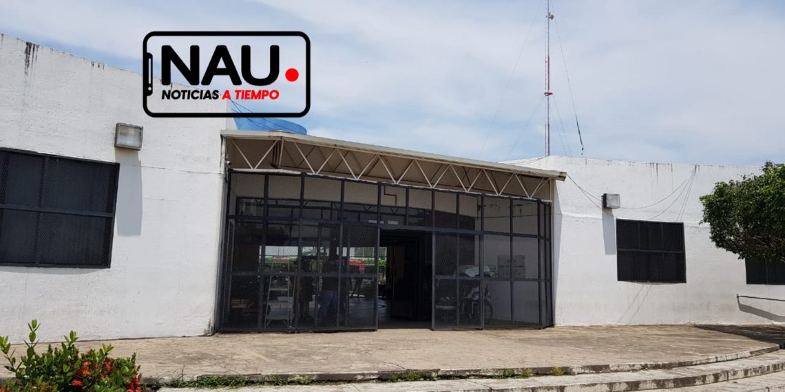 Roban dos motocicletas estacionadas