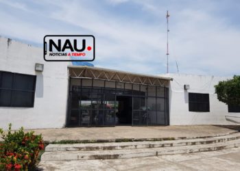 Roban dos motocicletas estacionadas