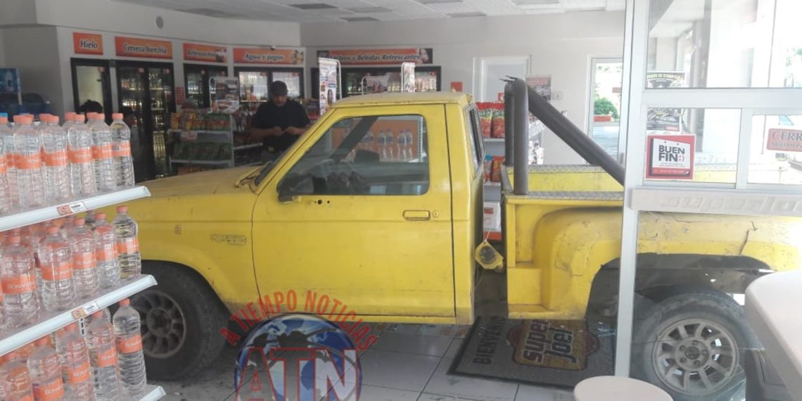 Se metió con todo y carro a una tienda Super Joel