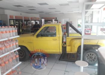 Se metió con todo y carro a una tienda Super Joel
