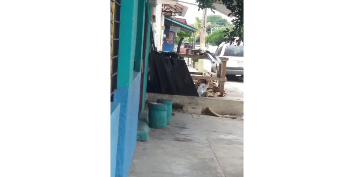 Denuncian Establecimiento Que Representa Un Peligro Para Peatones