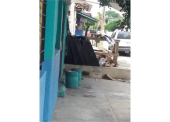 Denuncian Establecimiento Que Representa Un Peligro Para Peatones