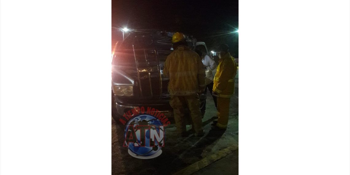 Controlan incendio de un vehículo en el estacionamiento de Plaza Galerías