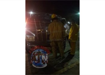 Controlan incendio de un vehículo en el estacionamiento de Plaza Galerías