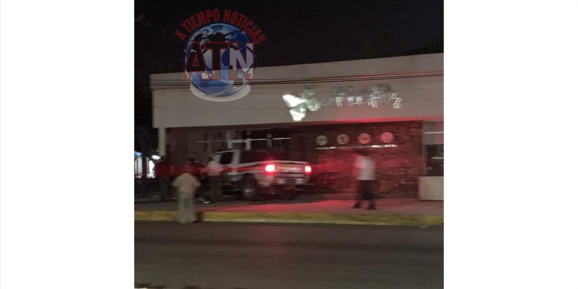 Iban a un auxilio y terminaron impactados contra una cafetería frente a la UNACH