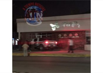 Iban a un auxilio y terminaron impactados contra una cafetería frente a la UNACH