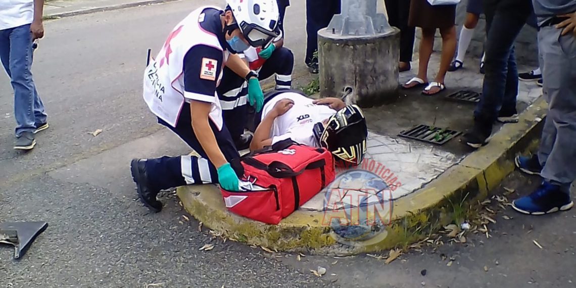 El conductor de una motocicleta resultó con lesiones al ser impactado por un vehículo