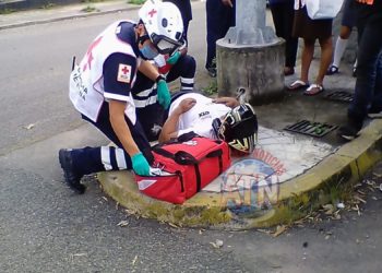 El conductor de una motocicleta resultó con lesiones al ser impactado por un vehículo