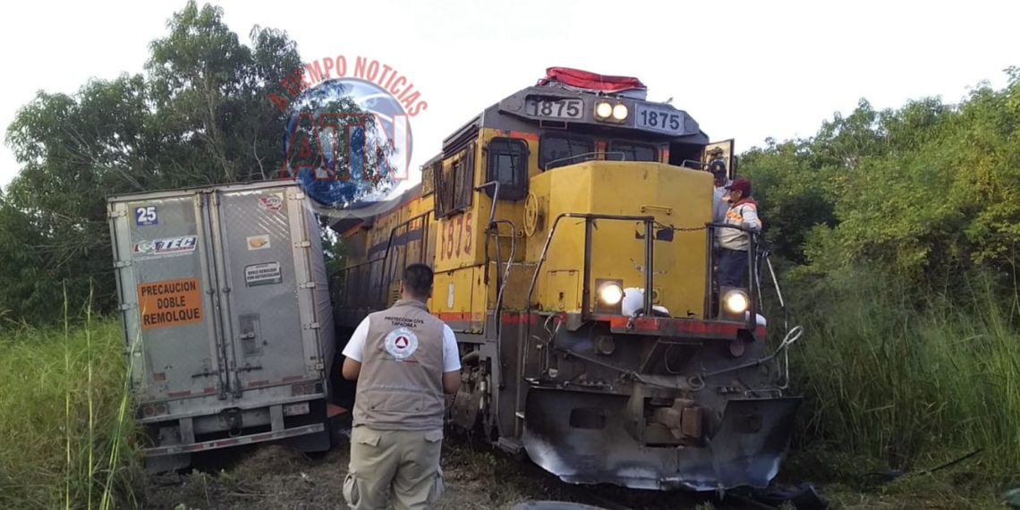 Tres lesionados al chocar tráiler contra una locomotora de Chiapas Mayab