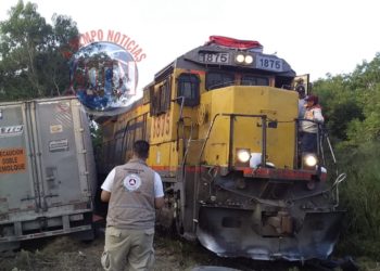 Tres lesionados al chocar tráiler contra una locomotora de Chiapas Mayab