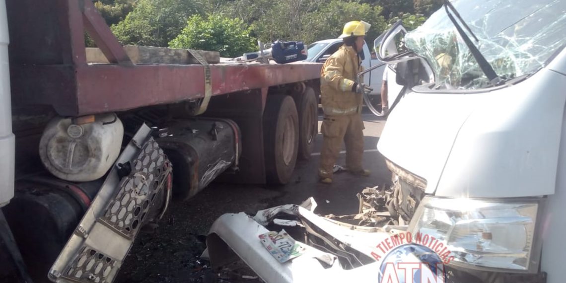 Seis lesionados al chocar trailer vs combi del IMSS de transporte de personas