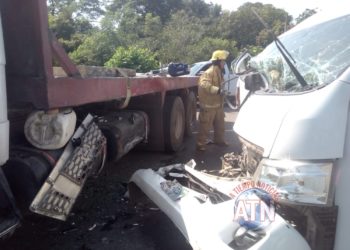 Seis lesionados al chocar trailer vs combi del IMSS de transporte de personas