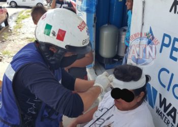 Señora se lesiona al caer de su propia altura