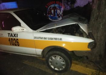 Abandonan taxi chocado contra un árbol