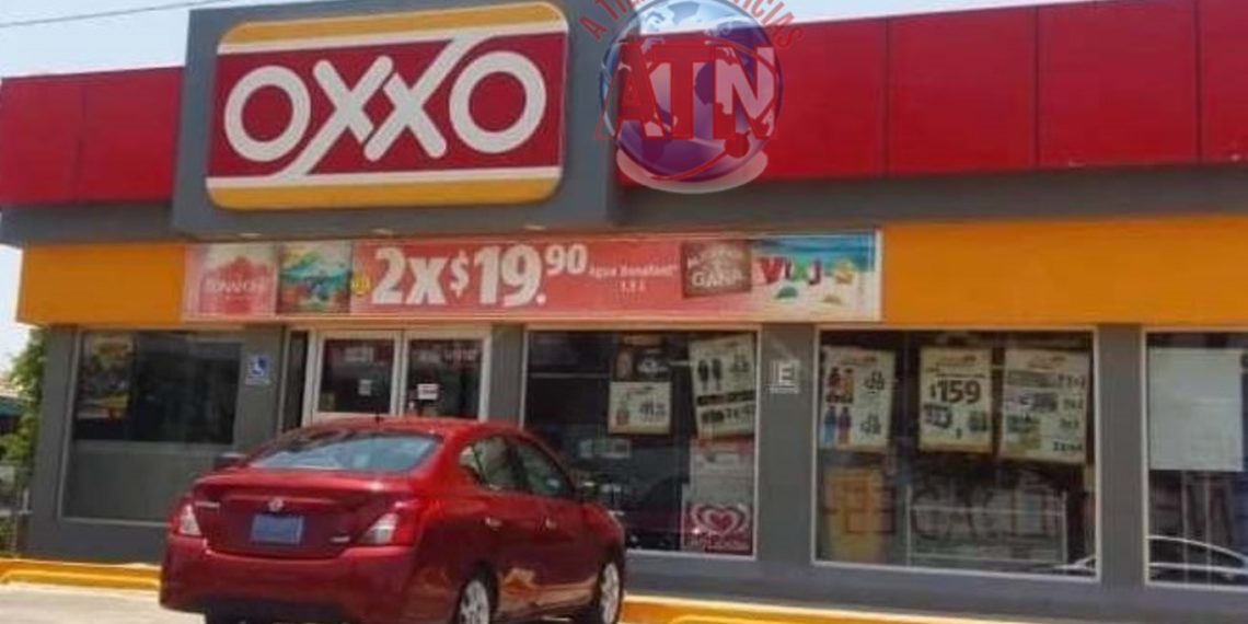 Roban dos botellas en Oxxo y mil 209 en efectivo