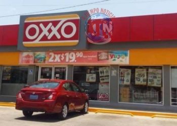 Roban dos botellas en Oxxo y mil 209 en efectivo
