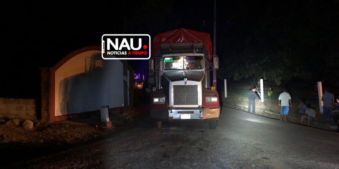 Camión Tortón derriba cables de luz eléctrica