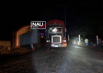 Camión Tortón derriba cables de luz eléctrica