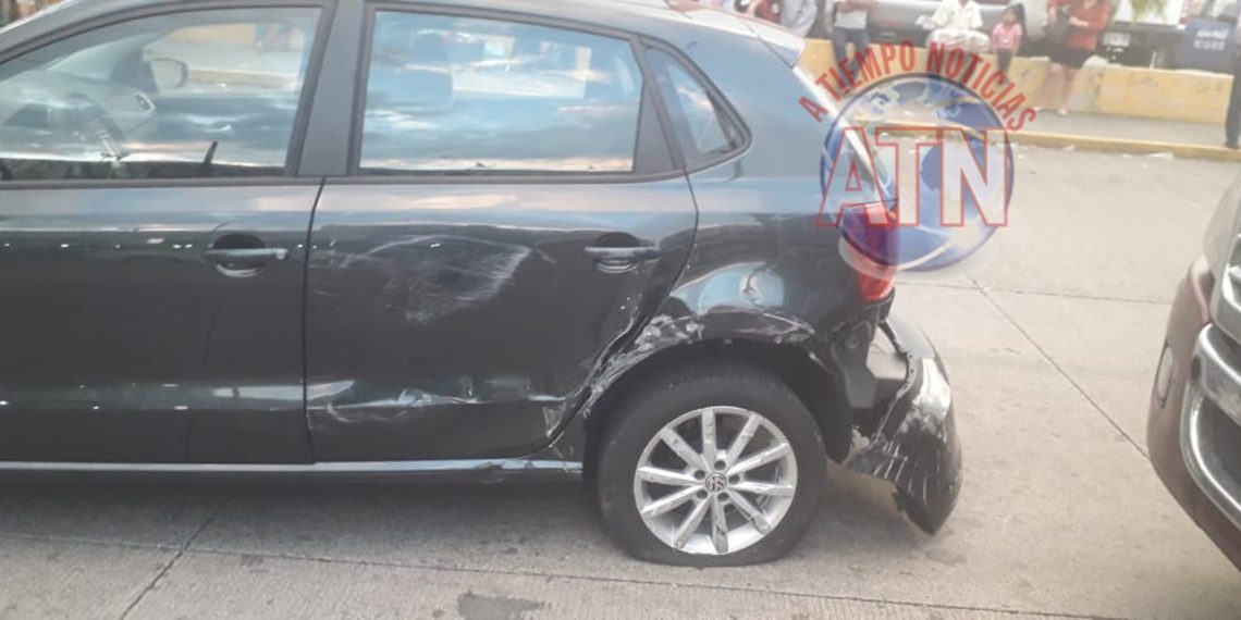 Tráiler impacta a un vehículo