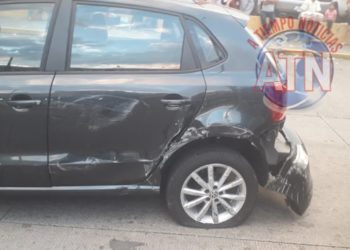 Tráiler impacta a un vehículo